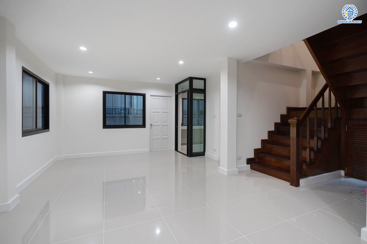 บ้านมือสองตกแต่งใหม่ โครงการ มณีรินทร์ รัตนาธิเบศร์ แบรนด์ Property Perfect เนื้อที่ 54.2 ตร.ว. ฟังก์ชัน 3 ห้องนอน 2 ห้องน้ำ จอดรถได้ 2 คัน บนทำเลศักยภาพ เชื่อมต่อทั้ง ถนนรัตนาธิเบศร์ และถนนราชพฤกษ์ ใจกลาง 2 เซ็นทรัลฯ ใกล้ทางด่วน "งามวงศ์วาน" และรถไฟฟ้า "สถานีบางรักน้อยท่าอิฐ"